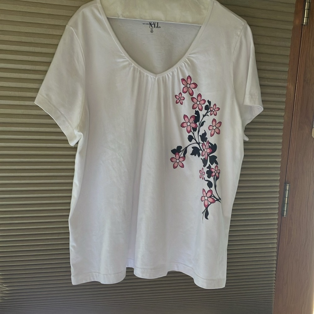 NEW YORK LAUNDRY (N.Y.L.) Short Sleeve 1X Tee 100% Cotton White w/ pink flowers.